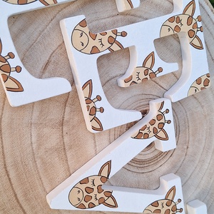 Zsiráfos dekorbetű - baba - mama - babaszoba dekoráció - babanév dekoráció - Meska.hu