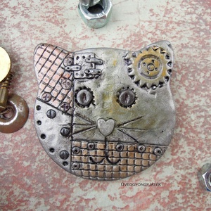 Mechanikus Mirci  -  kitűző, bross, cica kitűző, macska kitűző, steampunk stílusú kitűző - ékszer - kitűző és bross - kitűző - Meska.hu
