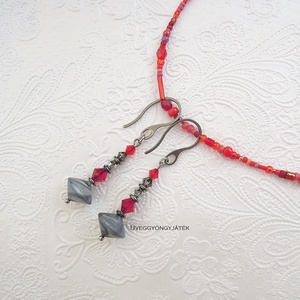 Piros ezüstszürke fülbevaló, Swarovski fülbevaló, lógós fülbevaló - ékszer - fülbevaló - lógó fülbevaló - Meska.hu