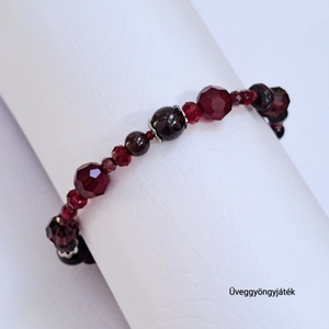 Borvörös karkötő gránát ásvánnyal, Swarovski kristályokkal  - ékszer - karkötő - gyöngyös karkötő - Meska.hu