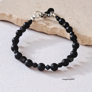 Fekete ónix ásvány karkötő Swarovski kristállyal és csiszolt gyöngyökkel - Meska.hu