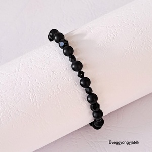 Fekete ónix ásvány karkötő Swarovski kristállyal és csiszolt gyöngyökkel - ékszer - karkötő - gyöngyös karkötő - Meska.hu