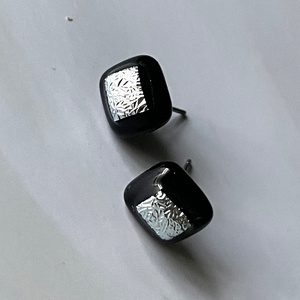 Ezüst-fekete fülbevaló, üvegékszer - ékszer - fülbevaló - pötty fülbevaló - Meska.hu