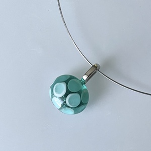 Türkiz apró medál, üvegékszer - Meska.hu