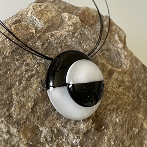 Klasszikus fekete-fehér nyaklánc, üvegékszer - ékszer - nyaklánc - medál - Meska.hu