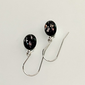 Éjfekete lógós fülbevaló, üvegékszer, Ékszer, Fülbevaló, Lógó fülbevaló, Ékszerkészítés, Üvegművészet, MESKA