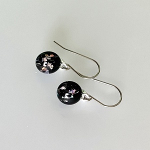 Éjfekete lógós fülbevaló, üvegékszer - ékszer - fülbevaló - lógó fülbevaló - Meska.hu