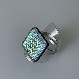 Több színben irizáló gyűrű, üvegékszer - ékszer - gyűrű - figurális gyűrű - Meska.hu