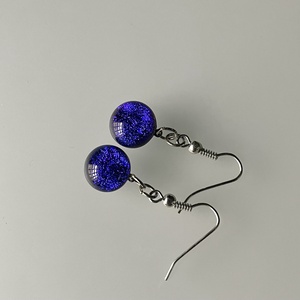 irizáló kék lógós fülbevaló, üvegékszer, Ékszer, Fülbevaló, Lógó fülbevaló, Ékszerkészítés, Üvegművészet, MESKA