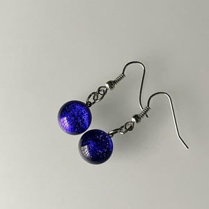 irizáló kék lógós fülbevaló, üvegékszer - ékszer - fülbevaló - lógó fülbevaló - Meska.hu