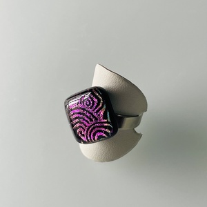 Rózsaszínen, lilásan irizáló gyűrű, üvegékszer - Meska.hu