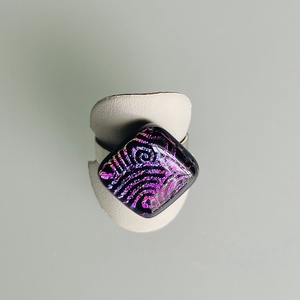 Rózsaszínen, lilásan irizáló gyűrű, üvegékszer - ékszer - gyűrű - figurális gyűrű - Meska.hu