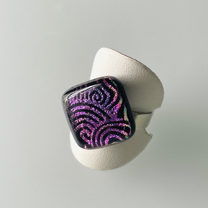 Rózsaszínen, lilásan irizáló gyűrű, üvegékszer - ékszer - gyűrű - figurális gyűrű - Meska.hu