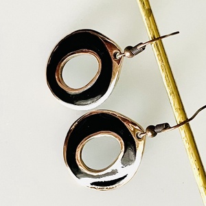 Fekete zománcozott bronz modern fülbevaló - Meska.hu