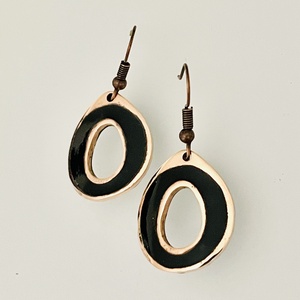 Fekete zománcozott bronz modern fülbevaló - ékszer - fülbevaló - lógó fülbevaló - Meska.hu