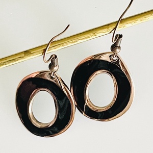 Fekete zománcozott bronz modern fülbevaló - ékszer - fülbevaló - lógó fülbevaló - Meska.hu