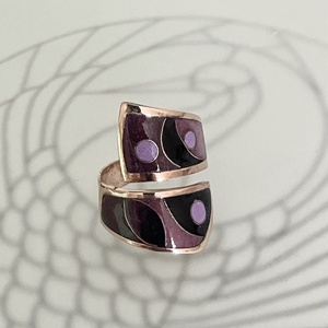 Tűzzománc gyűrű lilás árnyalatban - ékszer - gyűrű - figurális gyűrű - Meska.hu