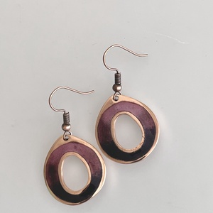 Lilás árnyalatú zománcozott bronz modern fülbevaló, Ékszer, Fülbevaló, Lógó fülbevaló, , MESKA