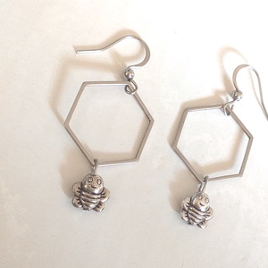 NEMESACÉL Honeycomb Minimál napsárga lógós nemesacél fülbevaló, méhecske és méhsejtes fülbevaló - ékszer - nyaklánc - y nyaklánc - Meska.hu