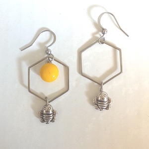 NEMESACÉL Honeycomb Minimál napsárga lógós nemesacél fülbevaló, méhecske és méhsejtes fülbevaló - ékszer - nyaklánc - y nyaklánc - Meska.hu