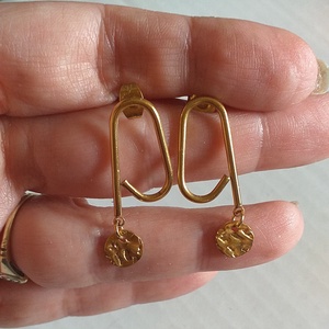 NEMESACÉL LUXY GOLD minimál logós arany színű fülbevaló kalapált elemmel, ajándék nőknek - ékszer - fülbevaló - lógó fülbevaló - Meska.hu