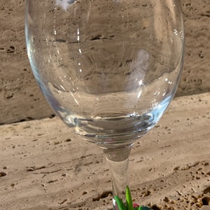 Kézzel díszített borospohár virág gyurma díszítéssel és strasszokkal, Otthon & Életmód, Konyhafelszerelés, tálalás, Tálalás, Boros poharak, szettek, Gyurma, MESKA