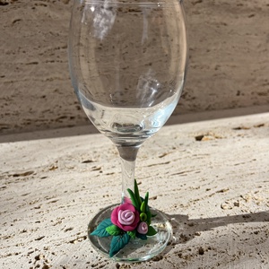 Kézzel díszített borospohár virág gyurma díszítéssel és strasszokkal - otthon & életmód - konyhafelszerelés, tálalás - tálalás - boros poharak, szettek - Meska.hu