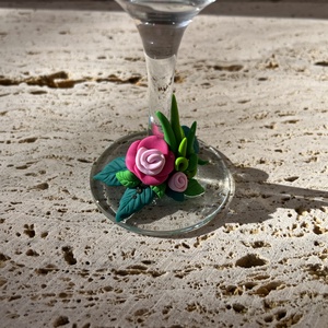 Kézzel díszített borospohár virág gyurma díszítéssel és strasszokkal - otthon & életmód - konyhafelszerelés, tálalás - tálalás - boros poharak, szettek - Meska.hu