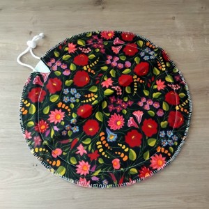 Fekete alapon virágok edényfedő, Otthon & Életmód, Konyhafelszerelés, tálalás, Konyhai textil, Edényfogó & Edényfedő, , Húzózsinórral rögzíthető, gumit nem tartalmaz, így könnyen kisimítható és tisztítható. Használata e..., MESKA