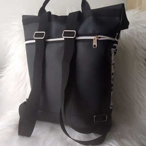 Fekete rolltop hátizsák elején cica mintás anyaggal - táska & tok - hátizsák - roll top hátizsák - Meska.hu