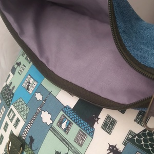 Kék rolltop hátizsák elején házikó mintával - táska & tok - hátizsák - roll top hátizsák - Meska.hu