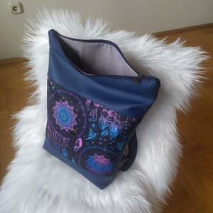 Kék műbőr rolltop hátizsák elején álomfogó mintával - táska & tok - hátizsák - roll top hátizsák - Meska.hu