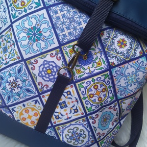 Kék műbőr rolltop hátizsák elején kék-fehér csempe mintával - táska & tok - hátizsák - roll top hátizsák - Meska.hu