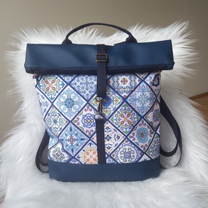 Kék műbőr rolltop hátizsák elején kék-fehér csempe mintával, Táska & Tok, Hátizsák, Roll top hátizsák, Varrás, MESKA