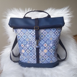 Kék műbőr rolltop hátizsák elején kék-fehér csempe mintával, Táska & Tok, Hátizsák, Roll top hátizsák, Varrás, MESKA