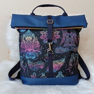 Kék műbőr rolltop hátizsák elején jóga témájú mintával, Táska & Tok, Hátizsák, Roll top hátizsák, Varrás, MESKA