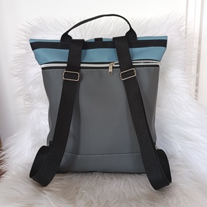 Kék-szürke műbőr rolltop hátizsák elején háromszög mintával - táska & tok - hátizsák - roll top hátizsák - Meska.hu