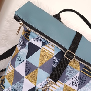 Kék-szürke műbőr rolltop hátizsák elején háromszög mintával - táska & tok - hátizsák - roll top hátizsák - Meska.hu