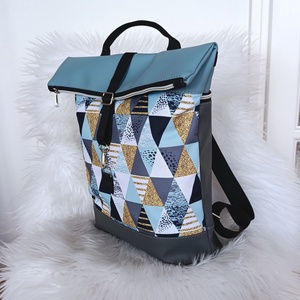 Kék-szürke műbőr rolltop hátizsák elején háromszög mintával - táska & tok - hátizsák - roll top hátizsák - Meska.hu