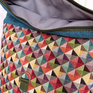 Kék rolltop hátizsák elején háromszög mintával - táska & tok - hátizsák - roll top hátizsák - Meska.hu