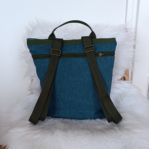 Kék rolltop hátizsák elején háromszög mintával - táska & tok - hátizsák - roll top hátizsák - Meska.hu