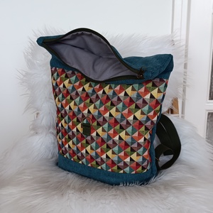 Kék rolltop hátizsák elején háromszög mintával - táska & tok - hátizsák - roll top hátizsák - Meska.hu