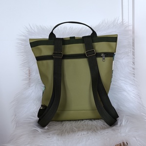 Zöld műbőr rolltop hátizsák elején háztető, cica mintával - táska & tok - hátizsák - roll top hátizsák - Meska.hu