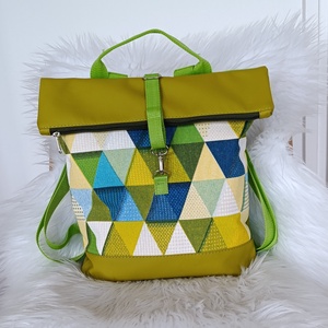 Zöld műbőr rolltop hátizsák elején háromszög mintával, Táska & Tok, Hátizsák, Roll top hátizsák, Varrás, MESKA