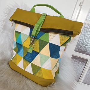 Zöld műbőr rolltop hátizsák elején háromszög mintával - táska & tok - hátizsák - roll top hátizsák - Meska.hu