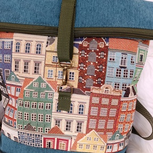 Kék rolltop hátizsák elején házikó mintával - táska & tok - hátizsák - roll top hátizsák - Meska.hu