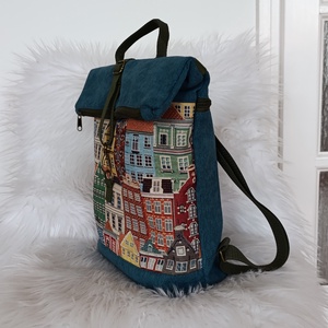Kék rolltop hátizsák elején házikó mintával - táska & tok - hátizsák - roll top hátizsák - Meska.hu
