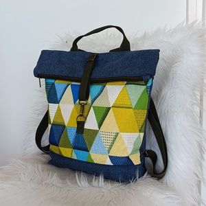 Kék rolltop hátizsák elején háromszög mintával - táska & tok - hátizsák - roll top hátizsák - Meska.hu