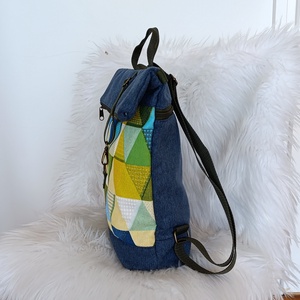 Kék rolltop hátizsák elején háromszög mintával - táska & tok - hátizsák - roll top hátizsák - Meska.hu