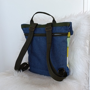 Kék rolltop hátizsák elején háromszög mintával - táska & tok - hátizsák - roll top hátizsák - Meska.hu